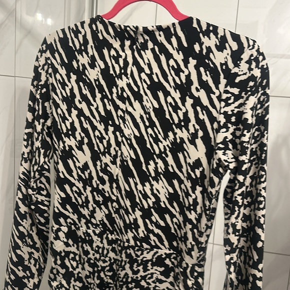 **H&M Black and White Patterned Dress - Size Medium** - Picture 5 of 5